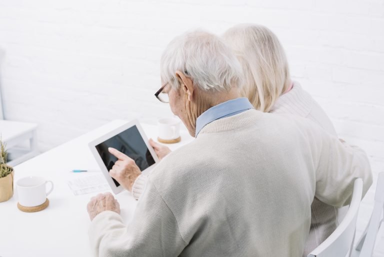 senior-couple-using-tablet